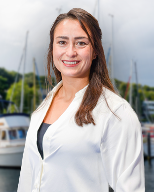 Lena kümmert sich um die Kommunikation mit den Olympischen Klassen. Mit ihrer langjährigen Erfahrung als Windsurf-Leistungsportlerin und ihrer Leidenschaft für Events bringt sie frischen Wind in unser Sport-Eventmarketing.